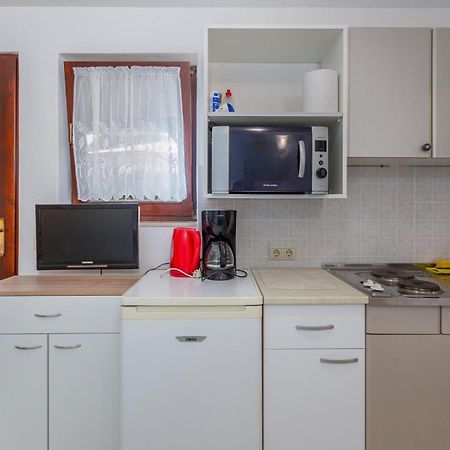 Nice Apartment In Omisalj With Wifi Екстериор снимка