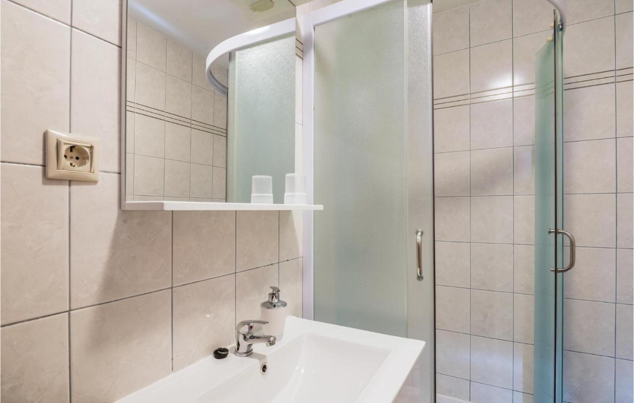Nice Apartment In Omisalj With Wifi Екстериор снимка