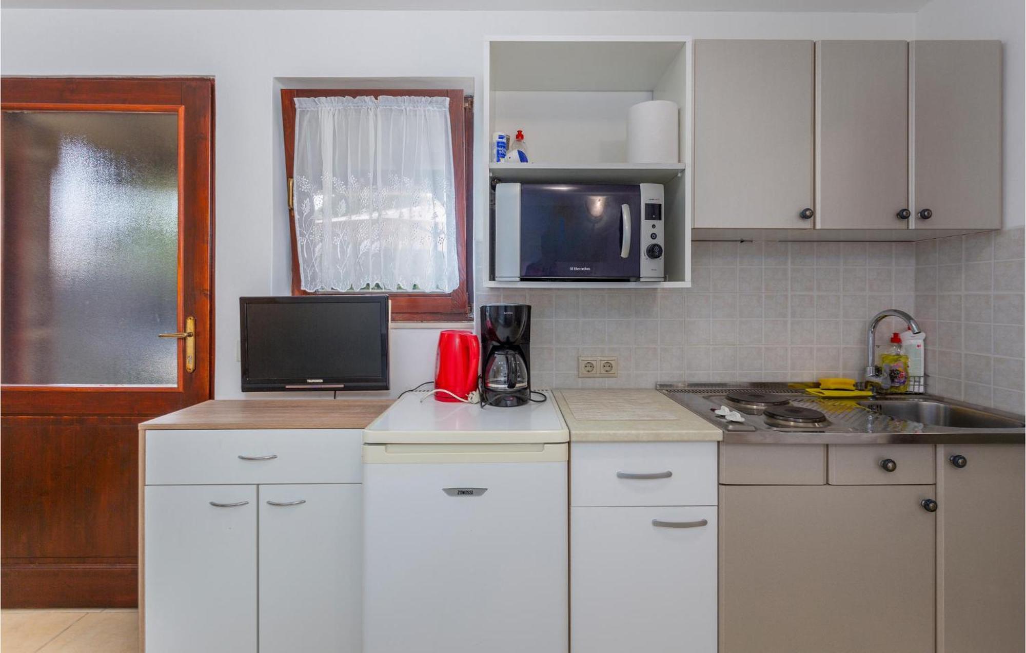 Nice Apartment In Omisalj With Wifi Екстериор снимка