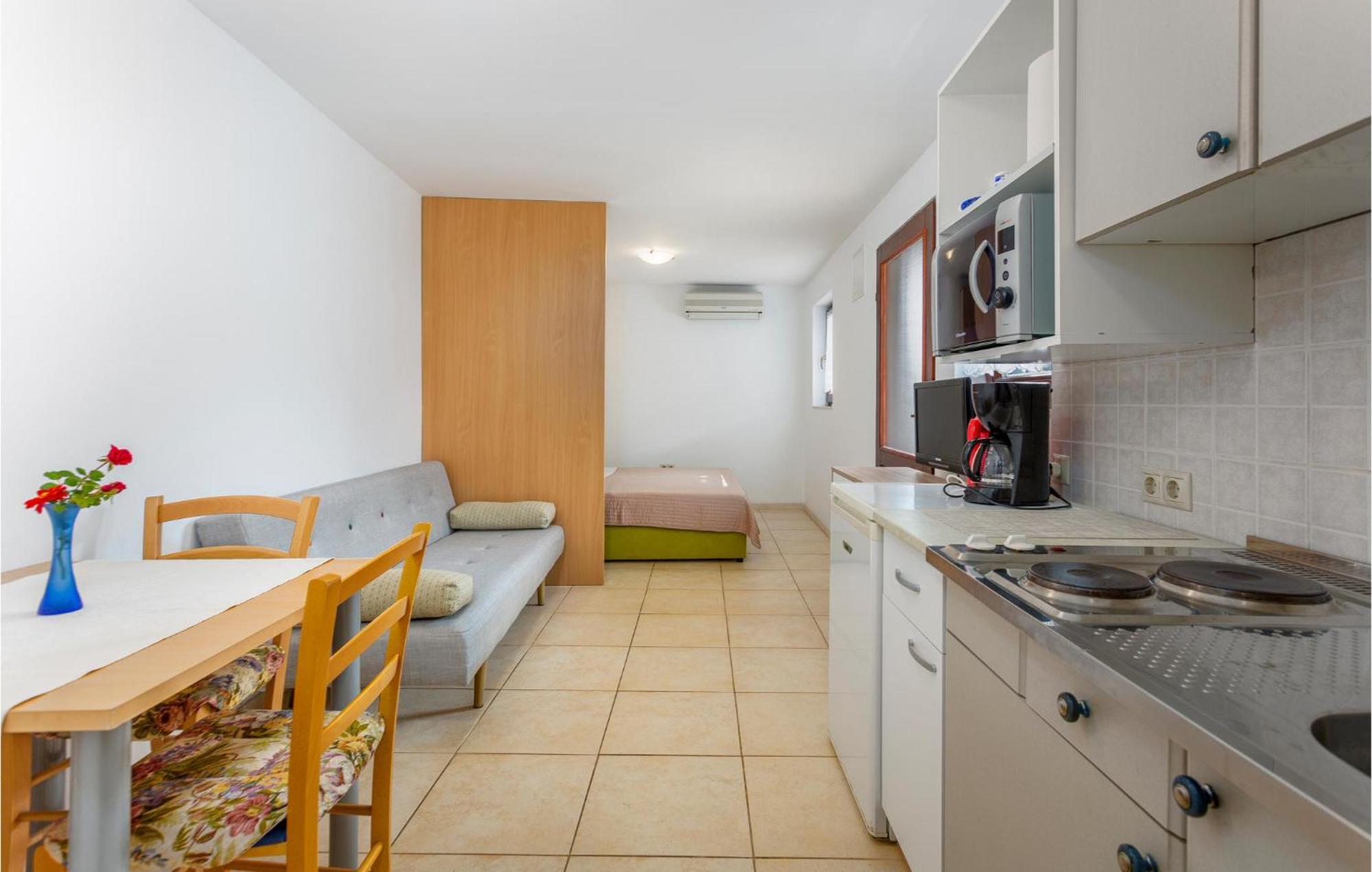 Nice Apartment In Omisalj With Wifi Екстериор снимка
