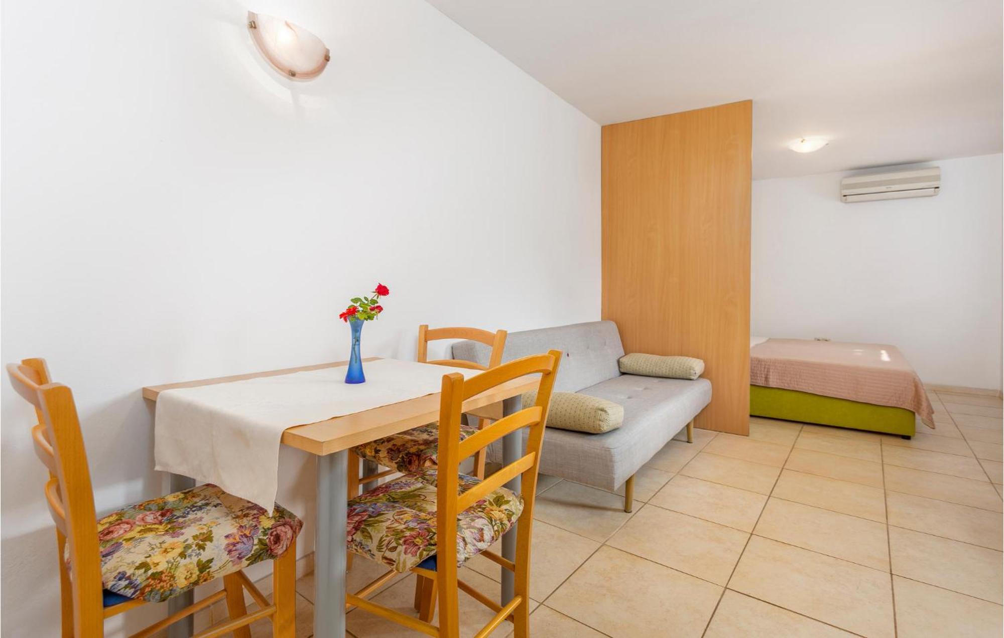 Nice Apartment In Omisalj With Wifi Екстериор снимка