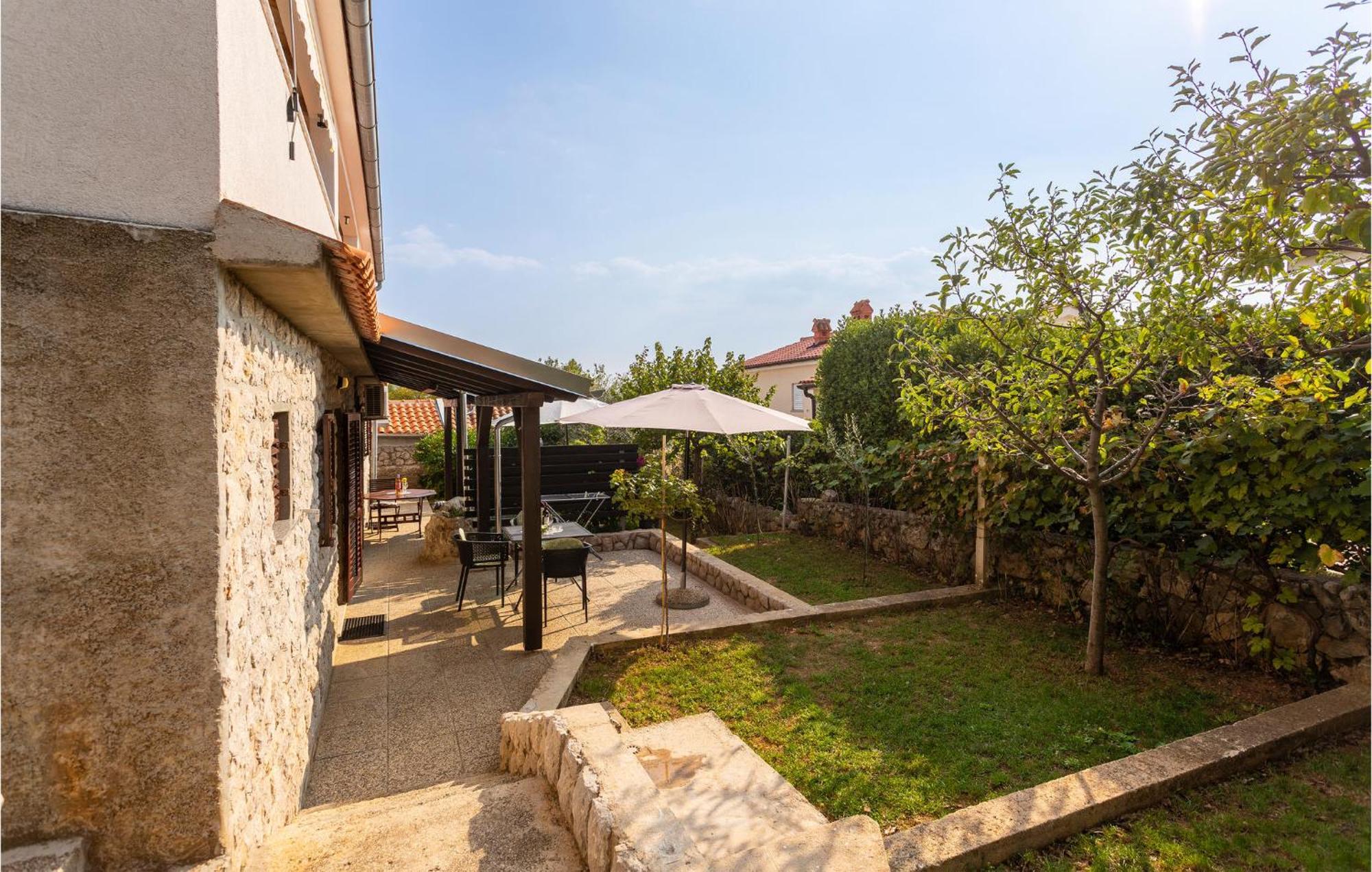 Nice Apartment In Omisalj With Wifi Екстериор снимка