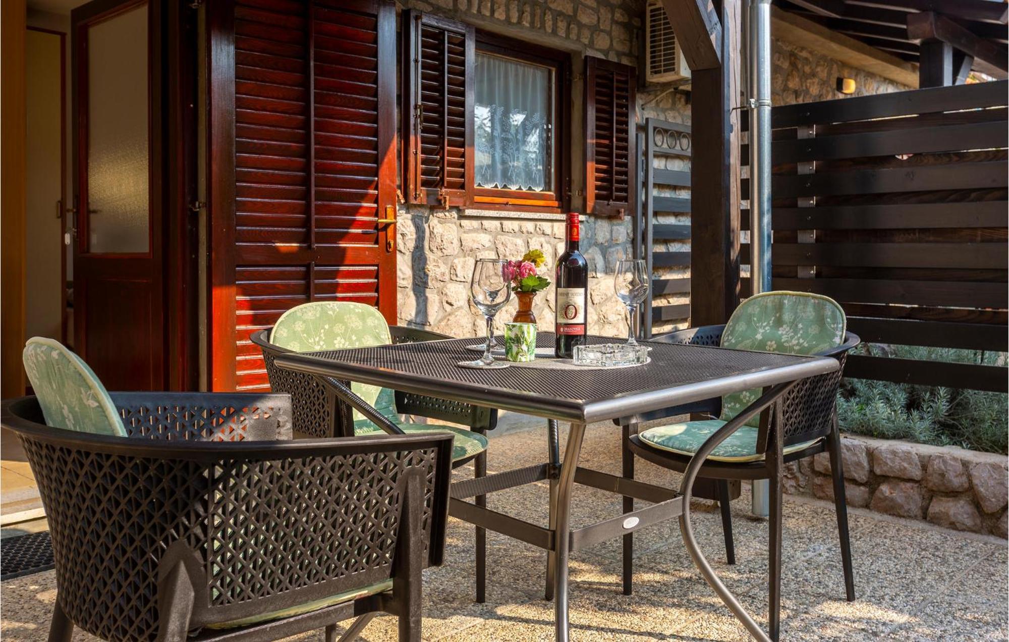 Nice Apartment In Omisalj With Wifi Екстериор снимка