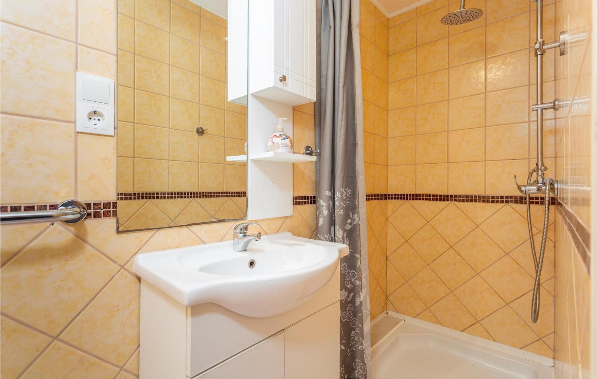 Nice Apartment In Omisalj With Wifi Екстериор снимка
