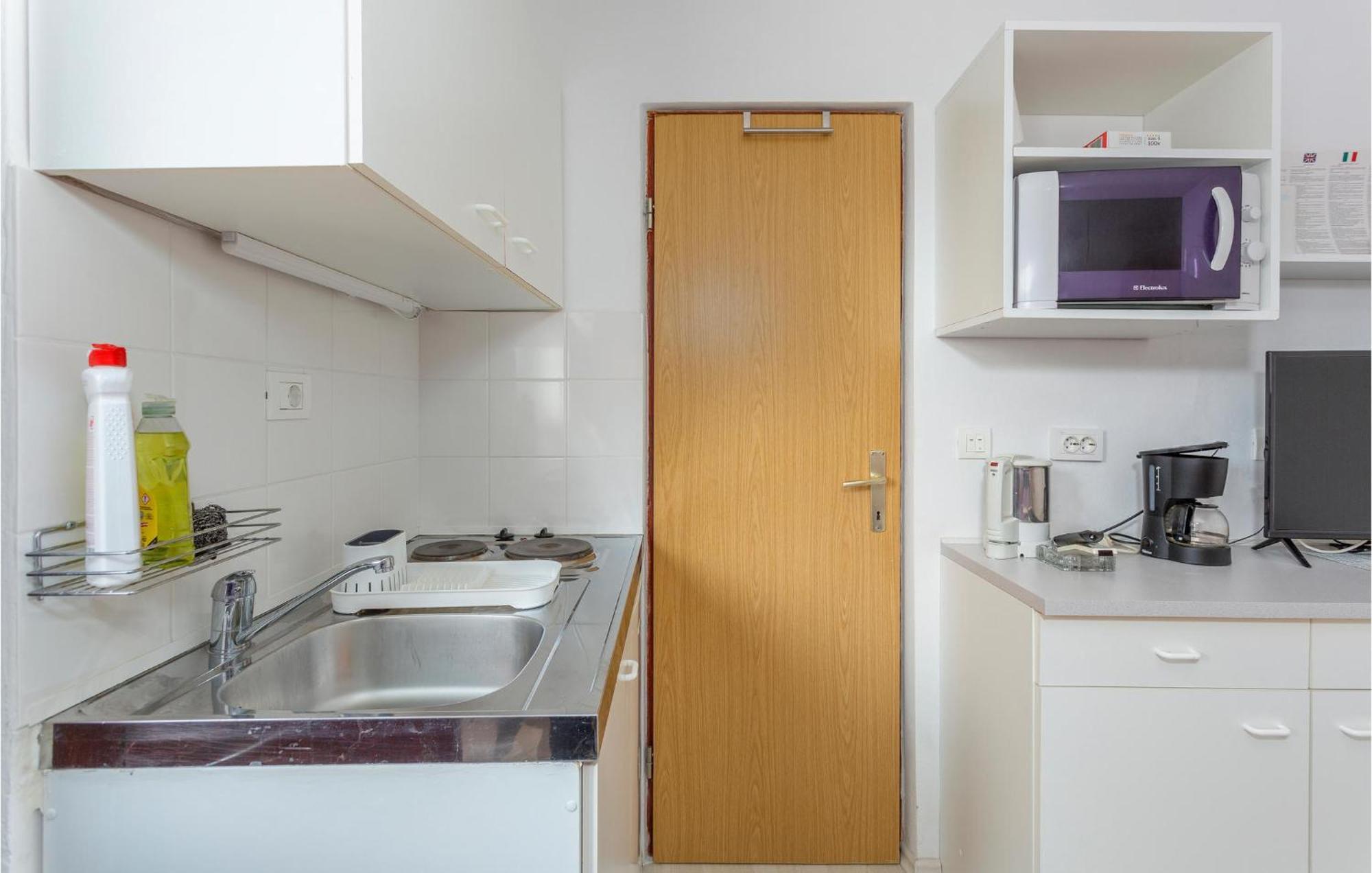 Nice Apartment In Omisalj With Wifi Екстериор снимка