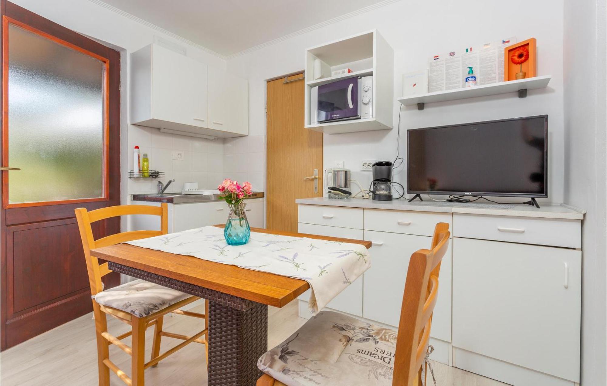 Nice Apartment In Omisalj With Wifi Екстериор снимка