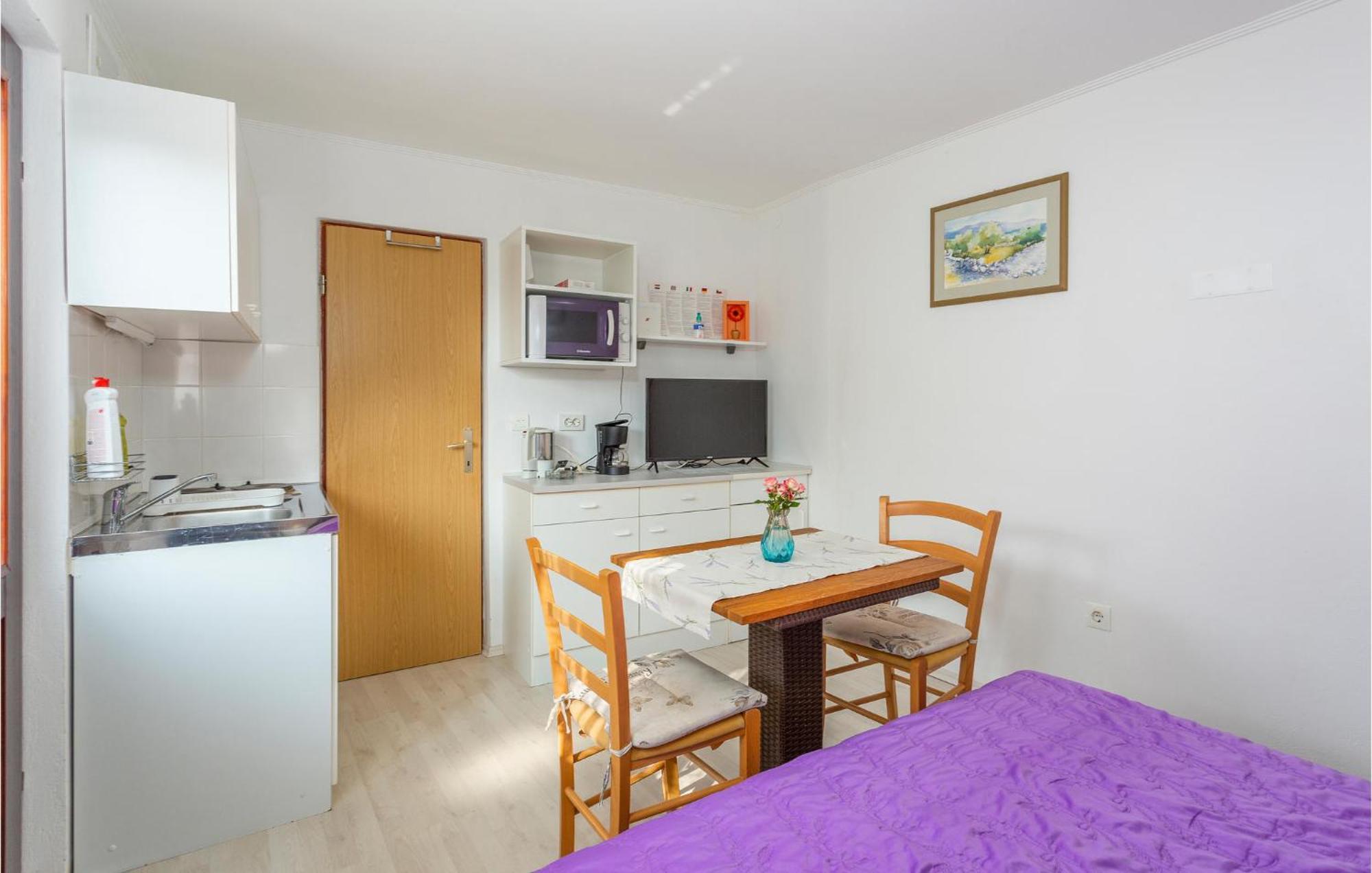 Nice Apartment In Omisalj With Wifi Екстериор снимка
