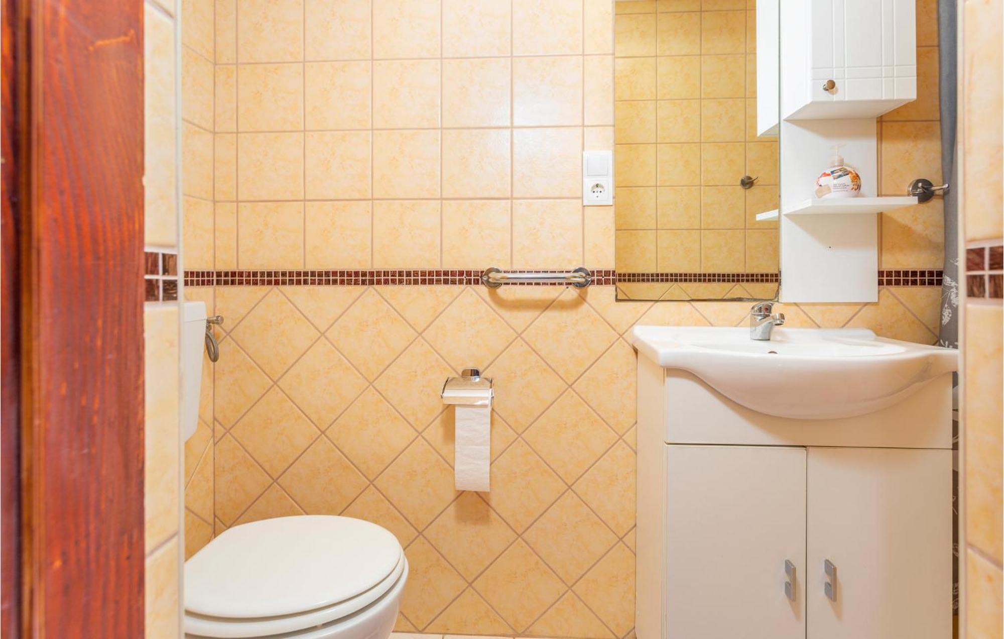 Nice Apartment In Omisalj With Wifi Екстериор снимка