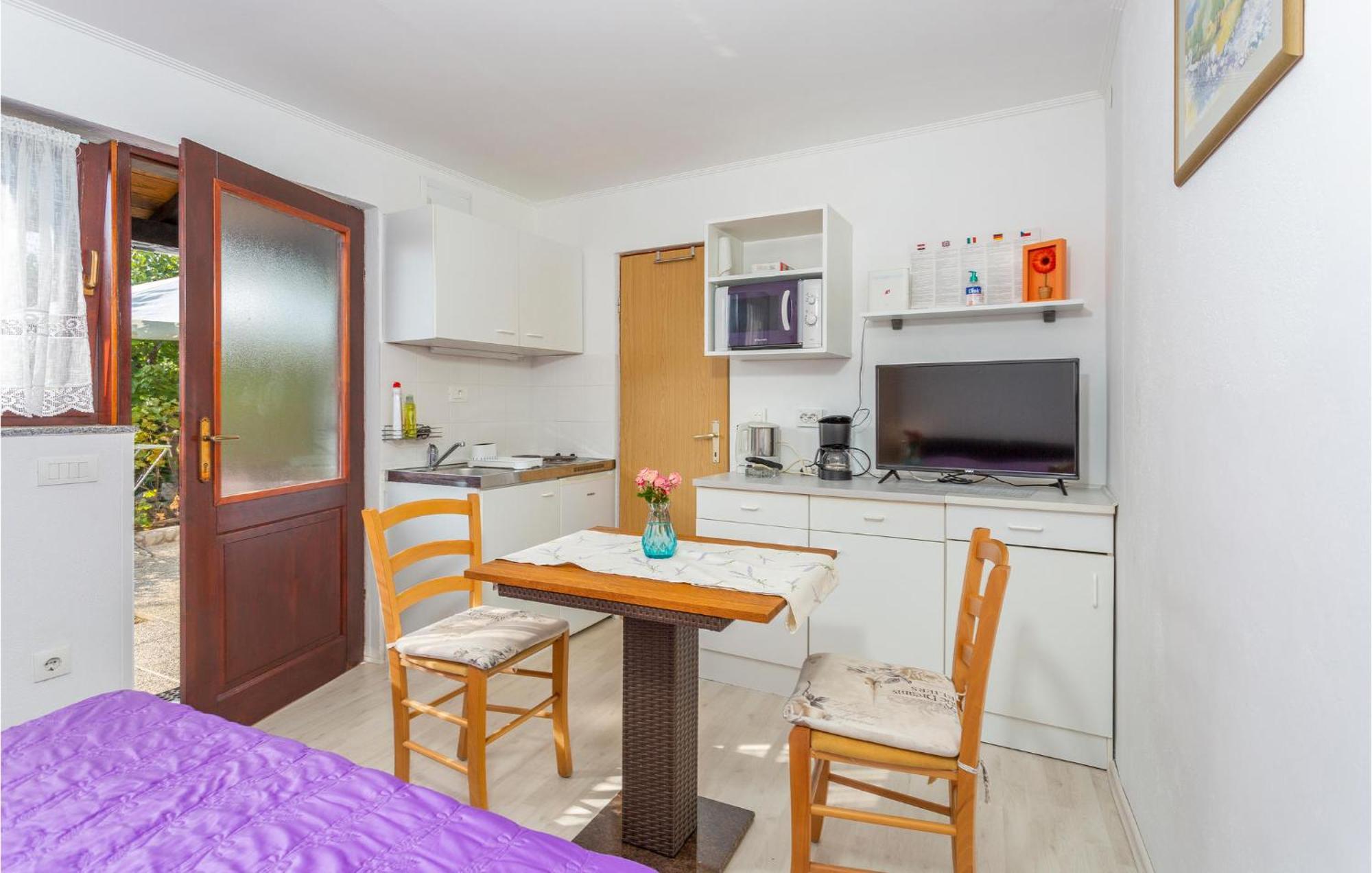 Nice Apartment In Omisalj With Wifi Екстериор снимка