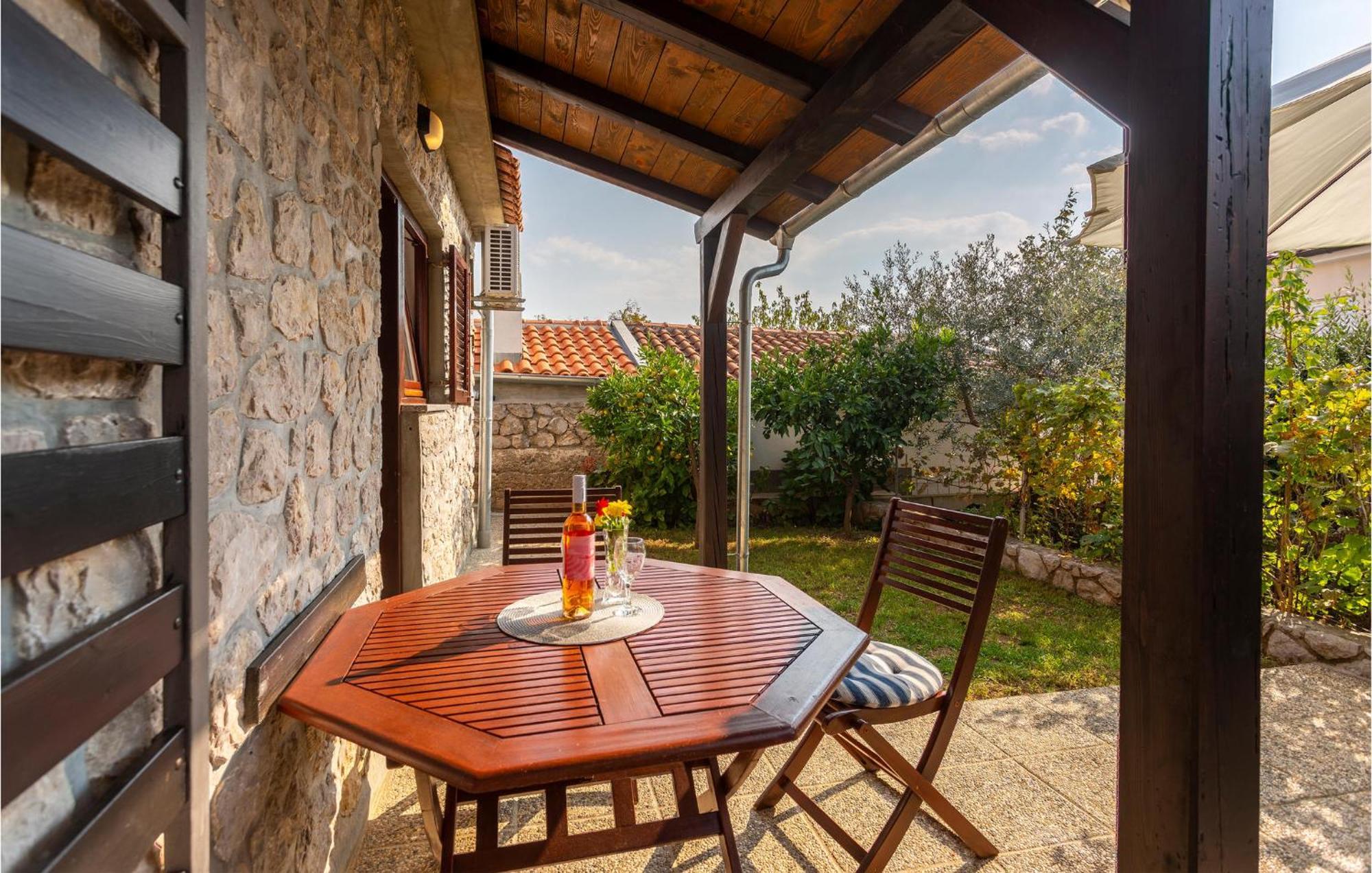 Nice Apartment In Omisalj With Wifi Екстериор снимка