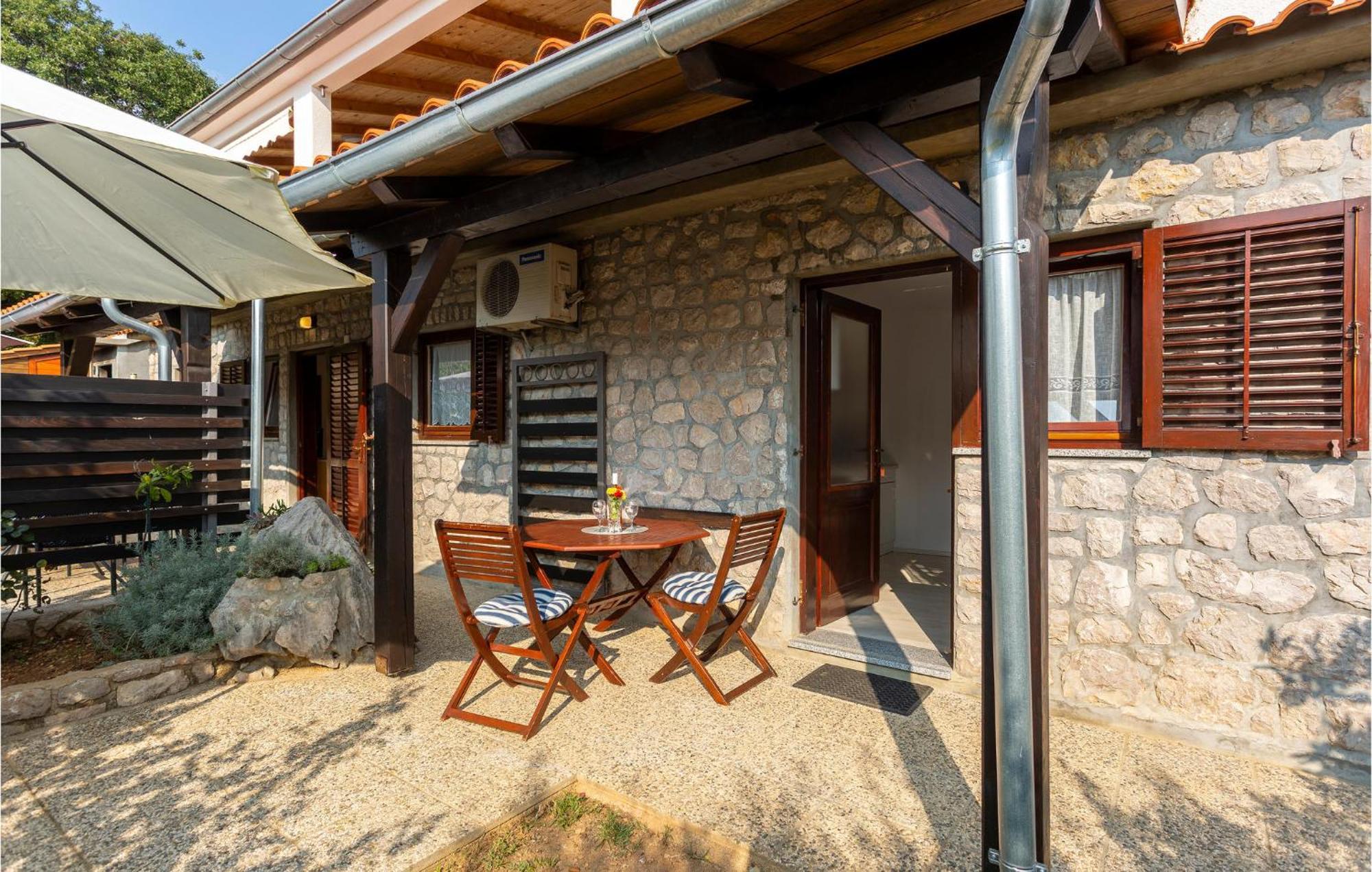 Nice Apartment In Omisalj With Wifi Екстериор снимка