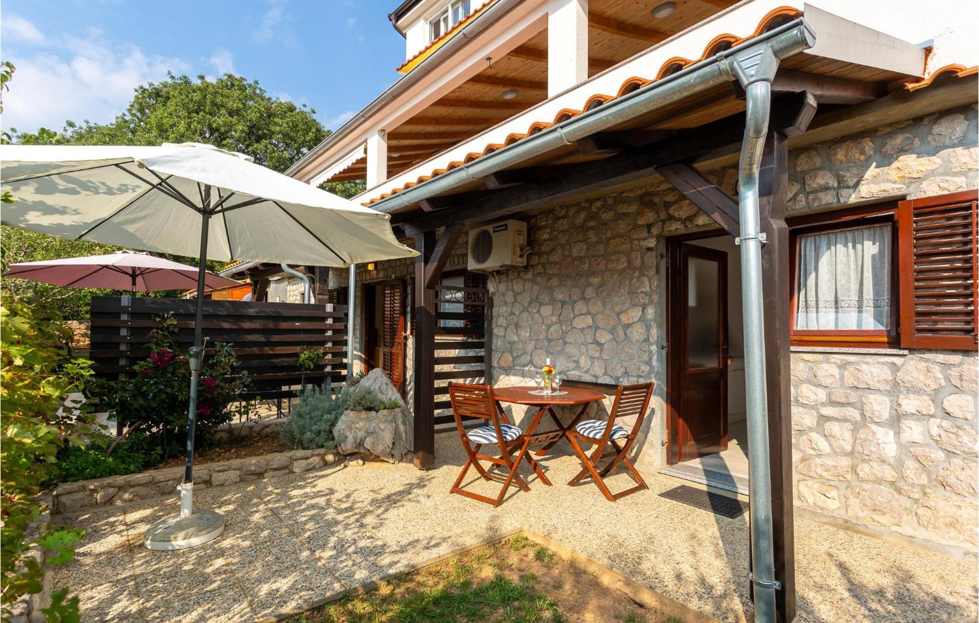 Nice Apartment In Omisalj With Wifi Екстериор снимка